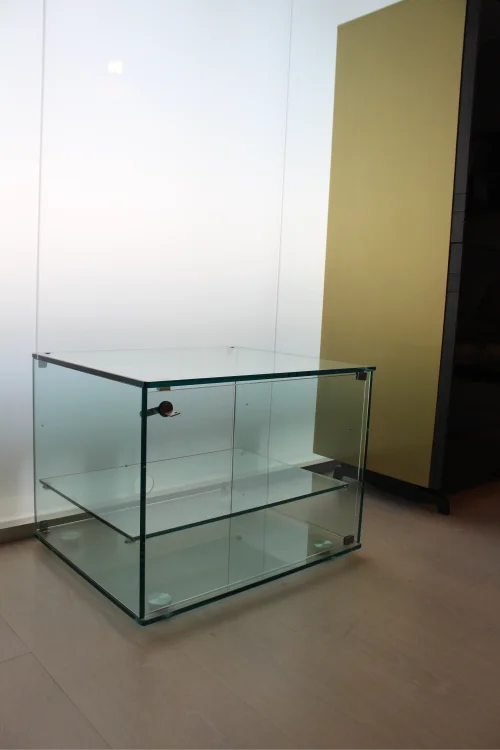 Comodino in vetro con antina con chiusura